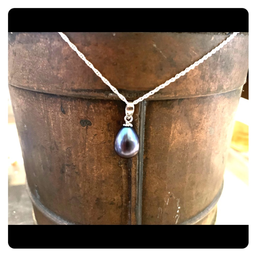 Vantel black pearl drop necklace